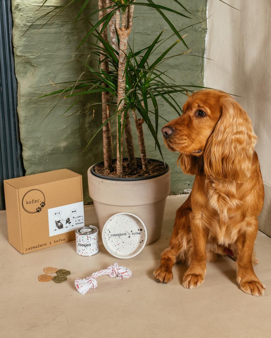 Novitet je i pet box - poklon za one koji obožavaju svoje kućne ljubimce koji se sastoji od ručno rađene keramičke posude, domaćih
keksića i igračke za pse ili mačke