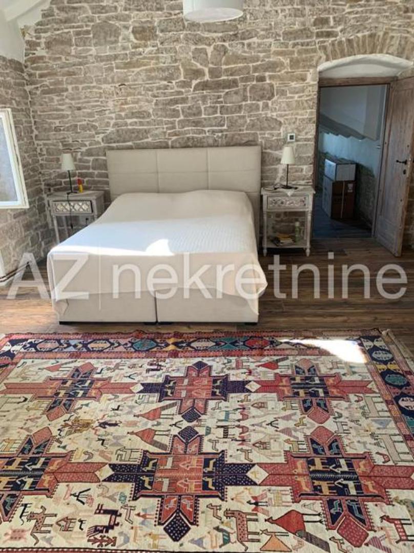 Ukupna površina imanja iznosi 17.297 m2.