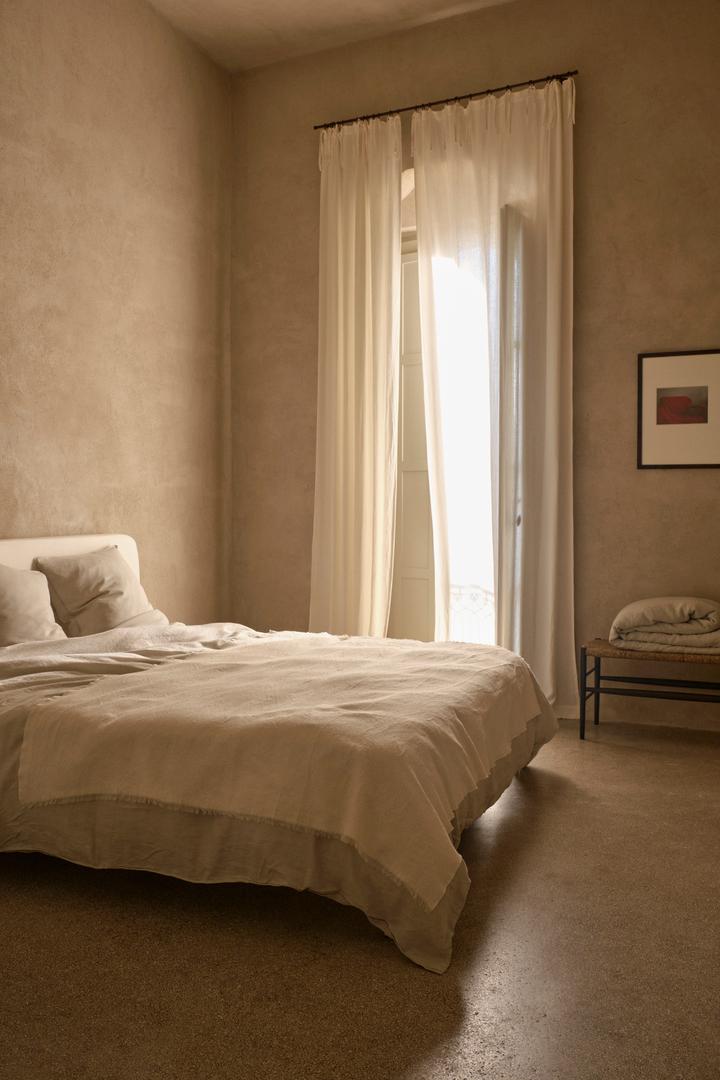 Prirodni materijali bez uzorka kao izbor za ljetno uređenje spavaće sobe