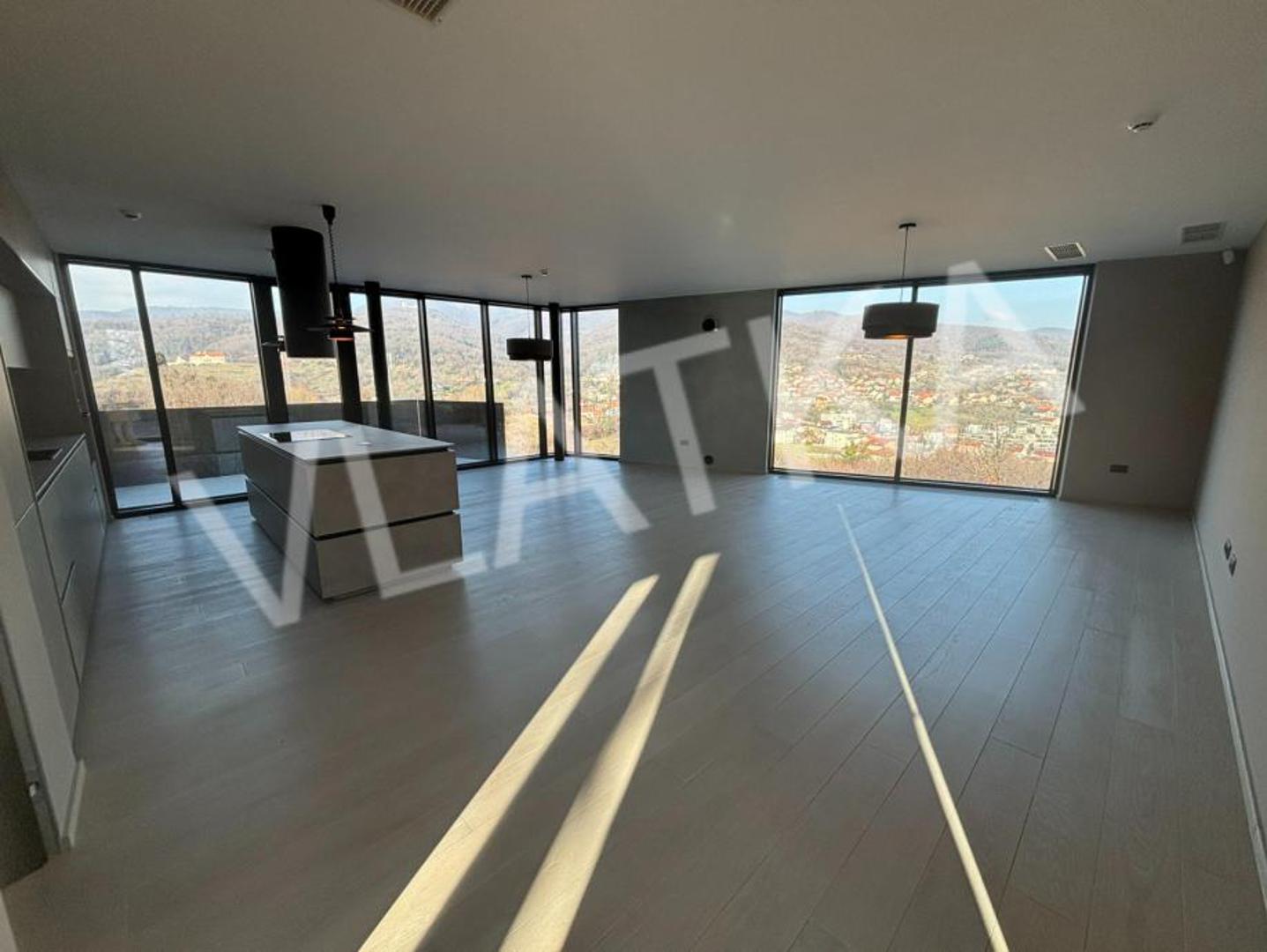 Stan površine 411,69 m2 sastoji se od 2 etaže (suteren i podrum) i vrta. Suteren 206, 62 m2: korisne (podne) površine 168,29 m2, 4 spavaće sobe, 3 kupaonice, toalet za goste, kuhinja s blagavaonicom i dnevnim boravkom, izba, balkon 1 površine 10,5m2, terasa 27,83 m2.