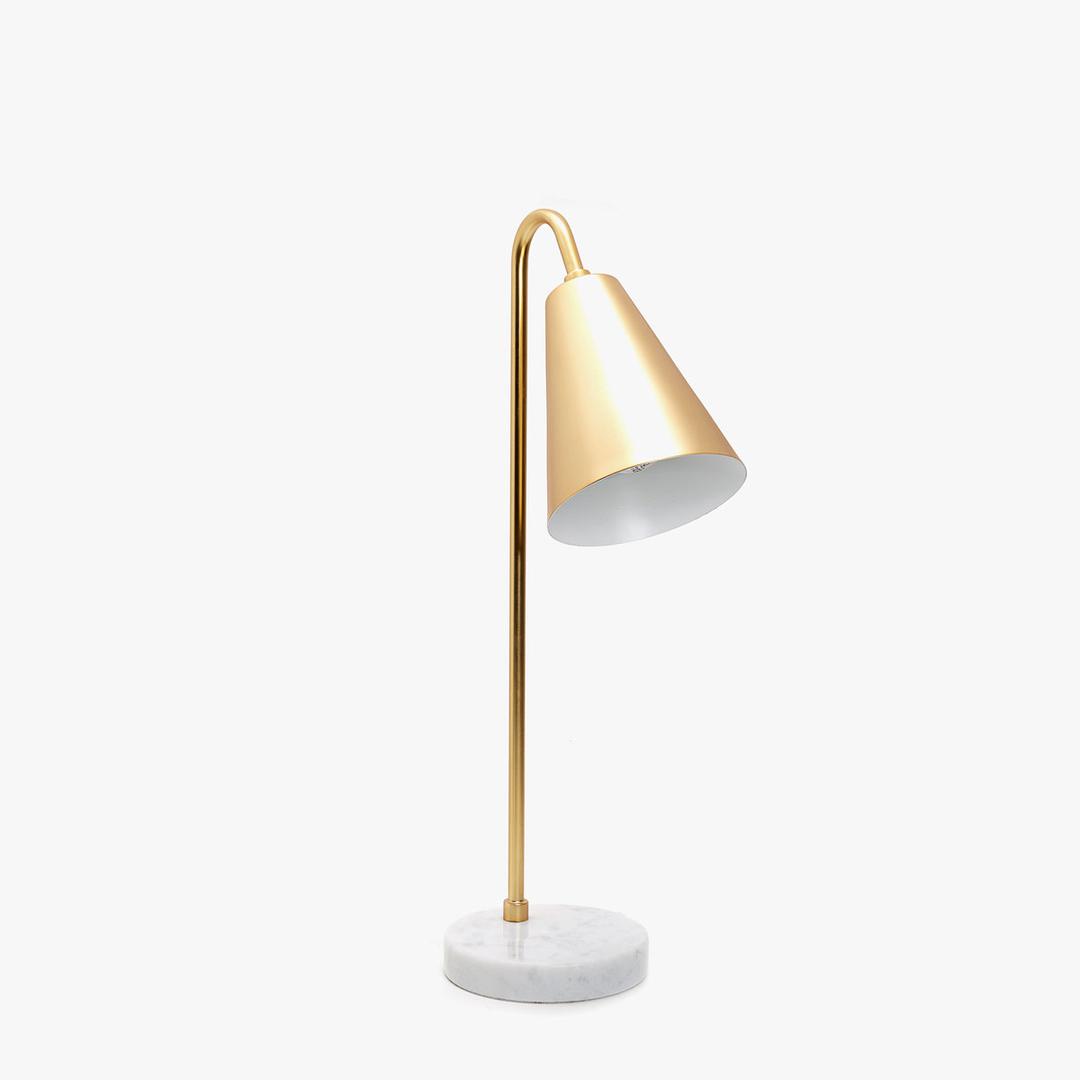 Jednostavnog dizajna, ali moćne zlatne boje, ova lampa dat će glamuroznost prostoru, Zara Home, 599 kuna