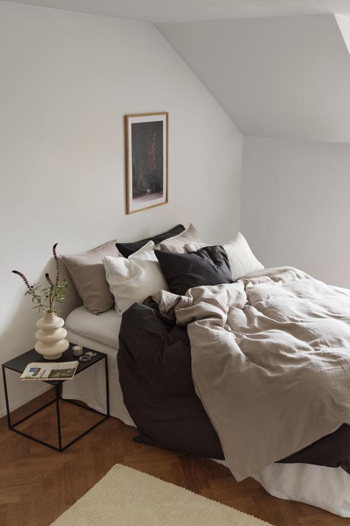 Minimalizam je u spavaćoj sobi koristan zbog održavanja, a da prostor ne bi djelovao sterilno - dodajte zanimljive dekoracije