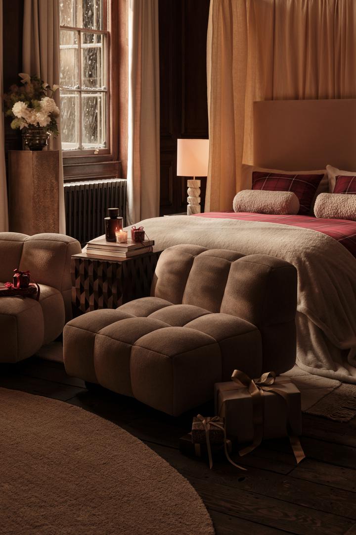 Toplina svjetla ključni je element ove blagdanske sezone, gdje svijećnjake i svijećnjake često vidimo u svim prostorijama za filmski osjećaj - od blagovaonskog stola do dnevnog boravka i kupaonice