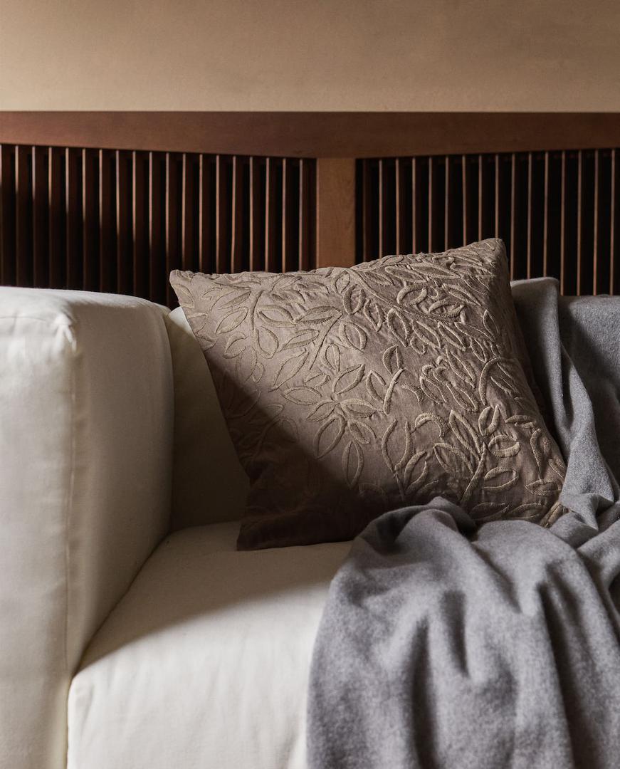 Efektna jastučnica u boji sezone, sivoj, na sniženju košta 99 kuna