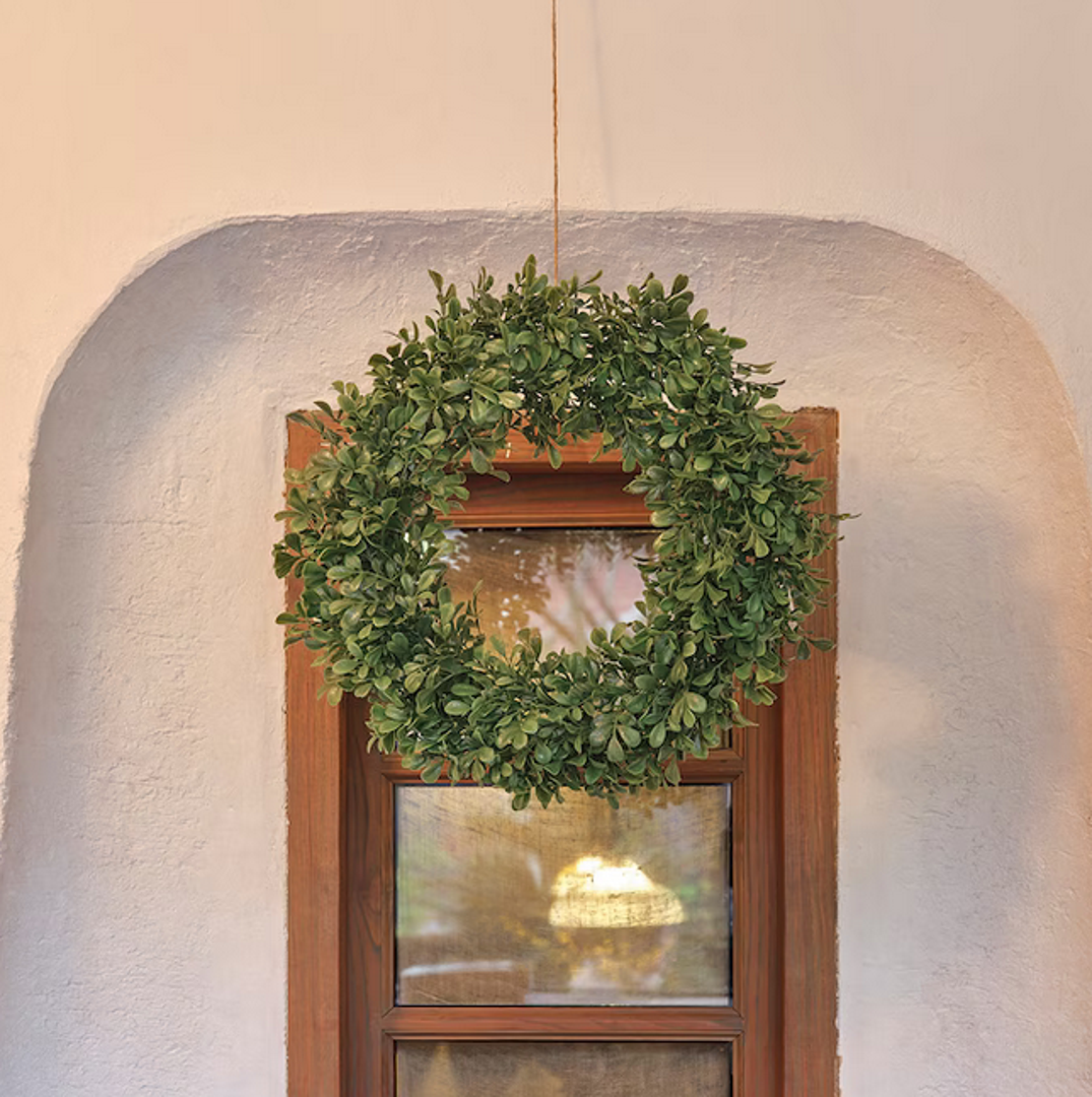 Raskošno zelenilo i dekorativne girlande na zidu, stolu ili pored ulaznih vrata stvaraju pravi božićni ugođaj u zimskoj zemlji čudesa te čine  dom još privlačnijim i toplijim