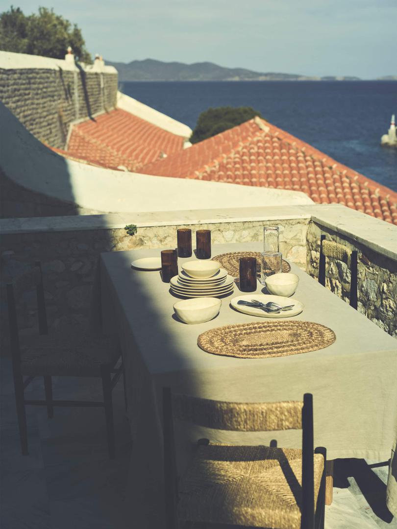 Pogled koji puca s terase savršena je kulisa za doručak ili večeru
