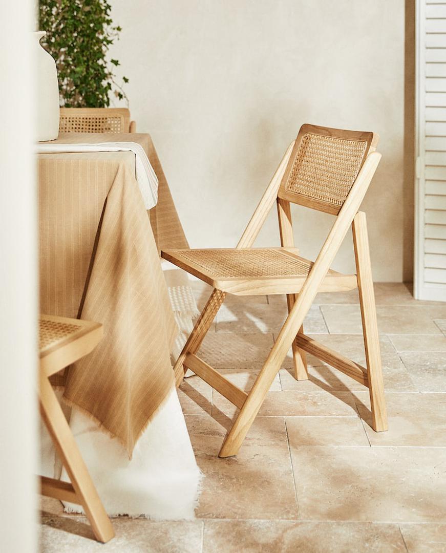 Drveni stolac s pletenim ratanom izgleda odlično u interijeru (899 kn)