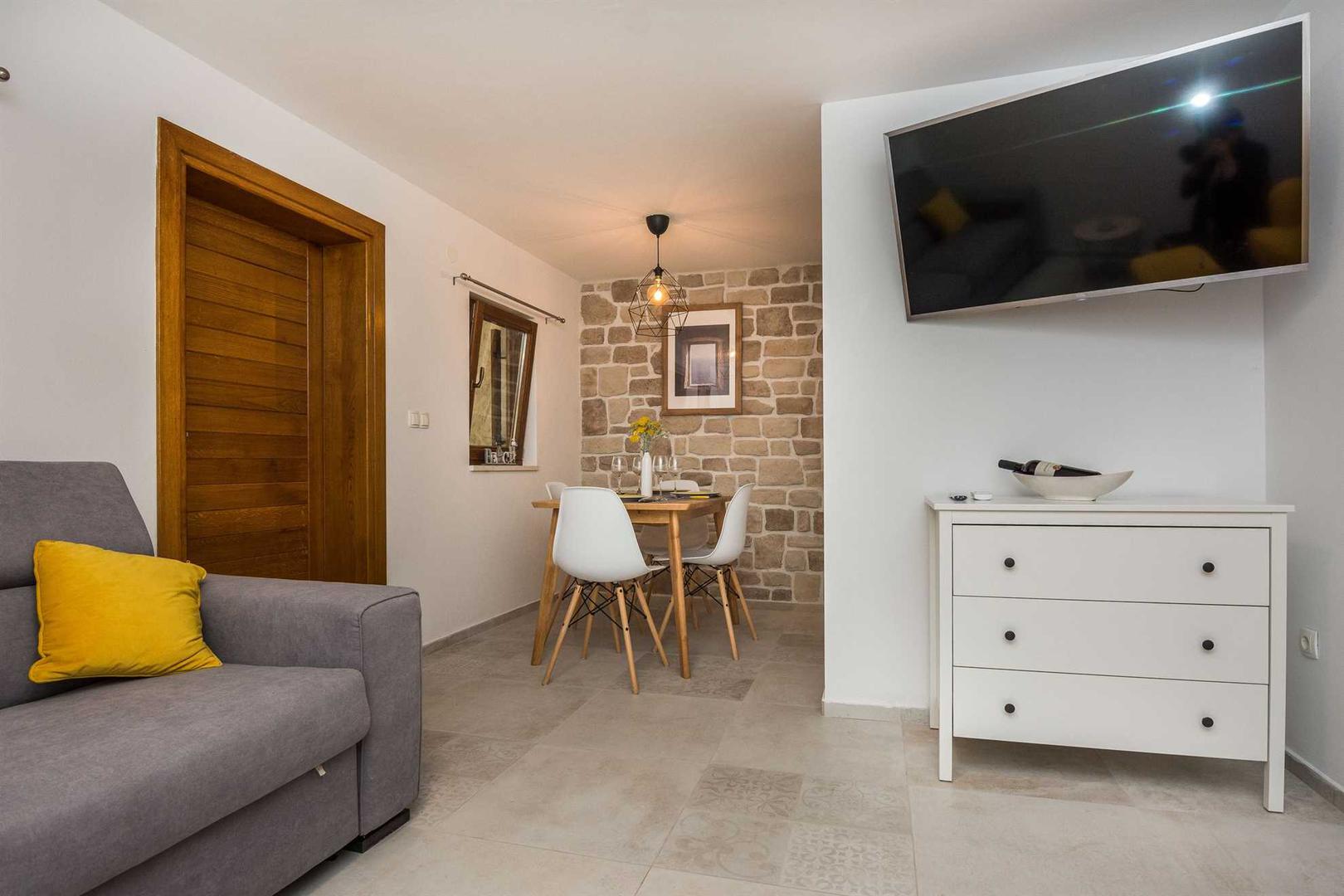 Apartman površine 45m² podijeljen je na dnevni boravak s kuhinjom i blagovaonom, spavaću sobu s bračnim krevetom i kupaonicu s tušem