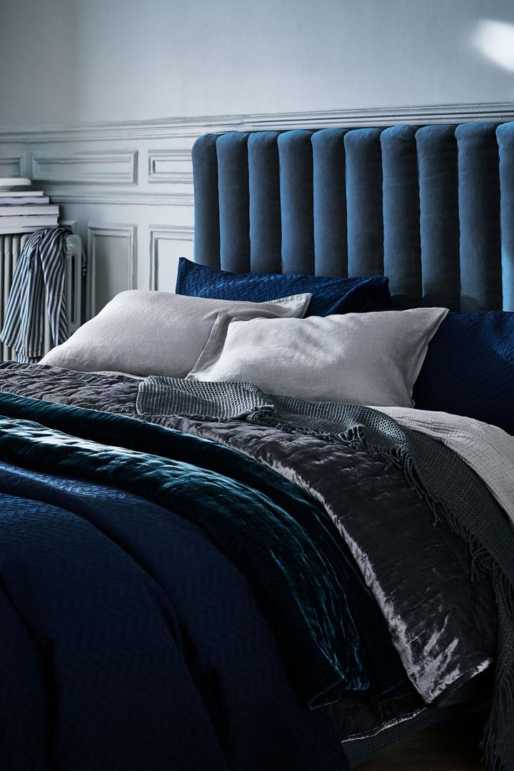Za spavaću sobu birajte fine materijale  - saten i baršun caruju i ovdje, a tamno plava nijansa je s kojom nećete pogriješiti