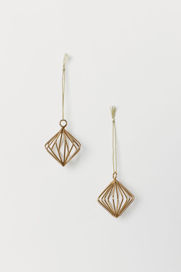 Dijamantni sjaj ovim dekoracijama dijamantnog oblika daje zlatna nijansa. H&M Home, 20 kn