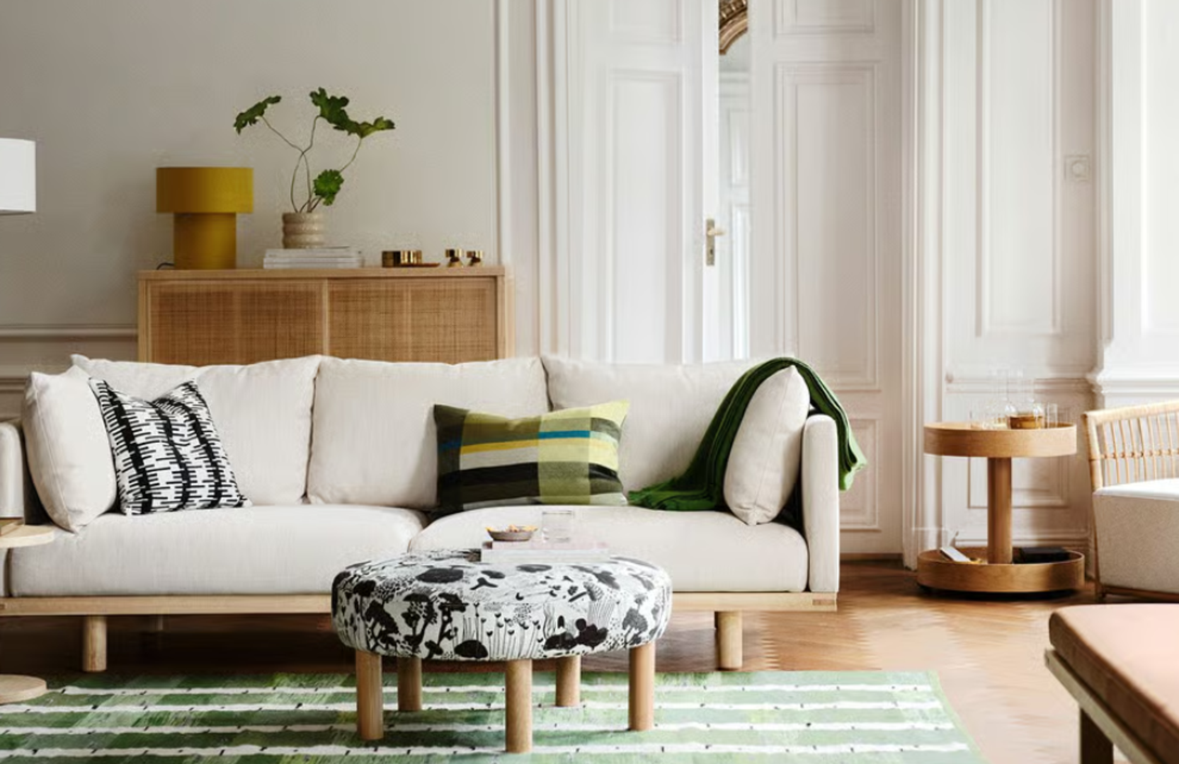 Promjene u načinu na koji živimo kod kuće odražavaju se u kolekciji. Na primjer, modularna sofa Ole Wihlborga omogućuje više konfiguracija za različite prostore. Stolovi i stolice dolaze u pakiranju s ravnim dnom radi praktičnosti, s nogama koje se sigurno spajaju na mjesto bez potrebe za alatima