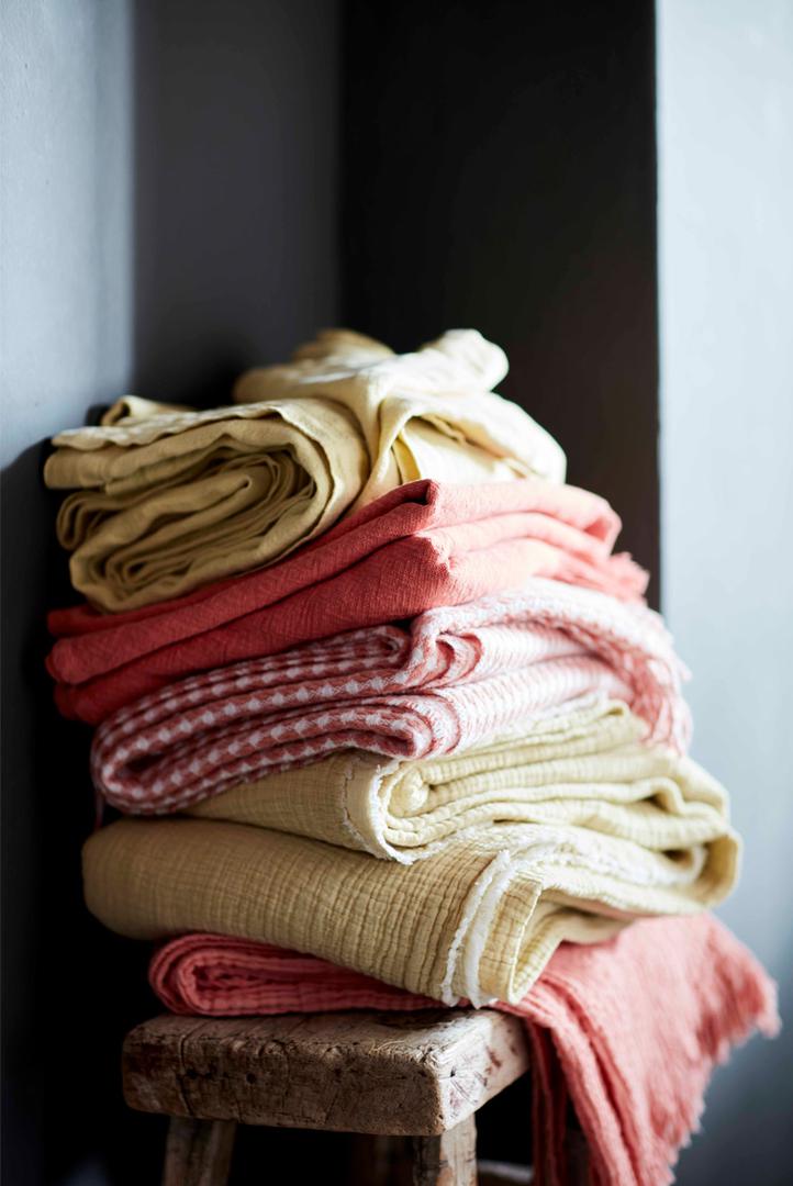 najbrži i najjeftiniji način da unesete promjenu u domu jest  - tekstil - ručnici, krpe, deke... neka budu zanimljivih boja i uzoraka