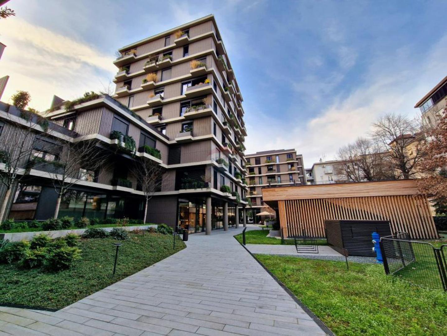 Dvoetažan stan u Parku Kneževa, novogradnja iz 2022g. renomiranog VMD-a.  Stan je opremljen dizajnerskim namještajem, ima 2 spavaće sobe, dnevni boravak s kuhinjom i blagavaonom, 2 kupaonice, 1 toalet, podrum sa saunom, lođu, terasu te vrt i duplu garažu.