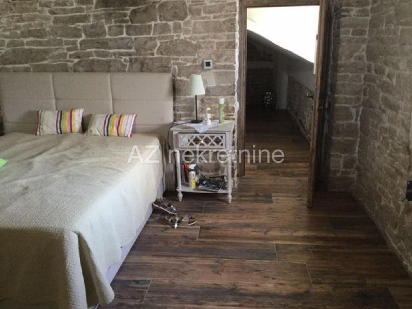 Na imanju se nalaze dvije adaptirane autohtone kamene kuće i novogradnja. Novogradnja je trenutno u fazi rekonstrukcije, vrlo moderan projekt s wellnessom, kino dvoranom, ljetnom kuhinjom, vinskim podrumom i 18 metarskim bazenom koji je potrebno dovršiti.