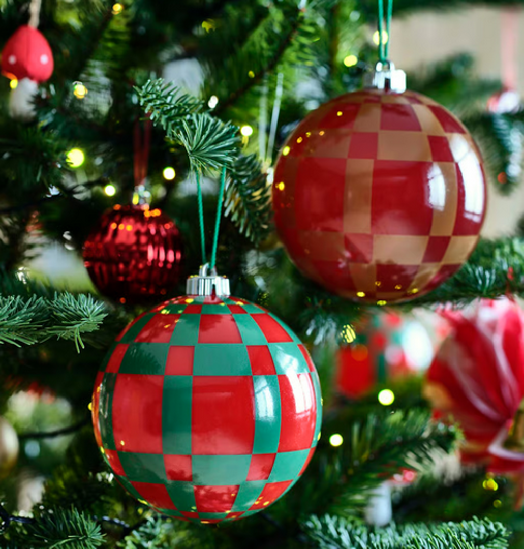 Trend koji ove godine viđamo posvuda su retro kuglice, a neke od najljepših, i najpovoljnijih, naći ćete u upravo u ovoj blagdanskoj kolekciji