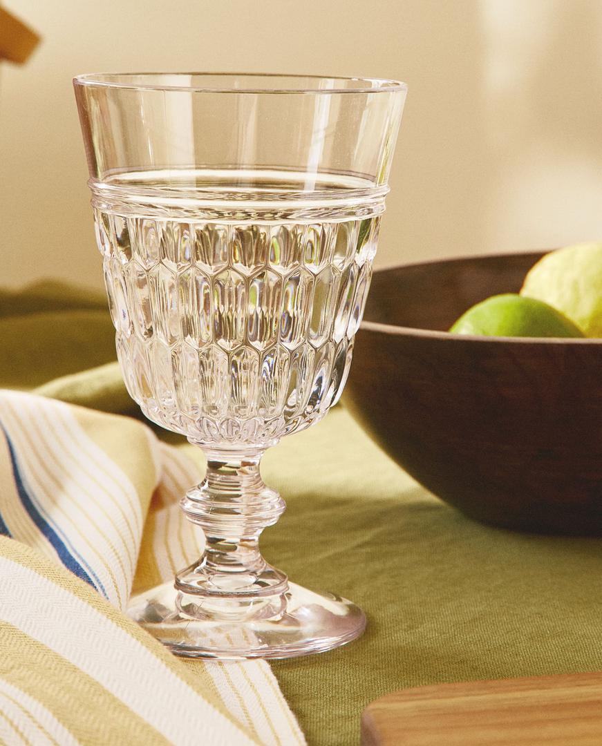 Kristalne čaše su ponovno in, a odlično će se uklopiti u ljetni postav stola