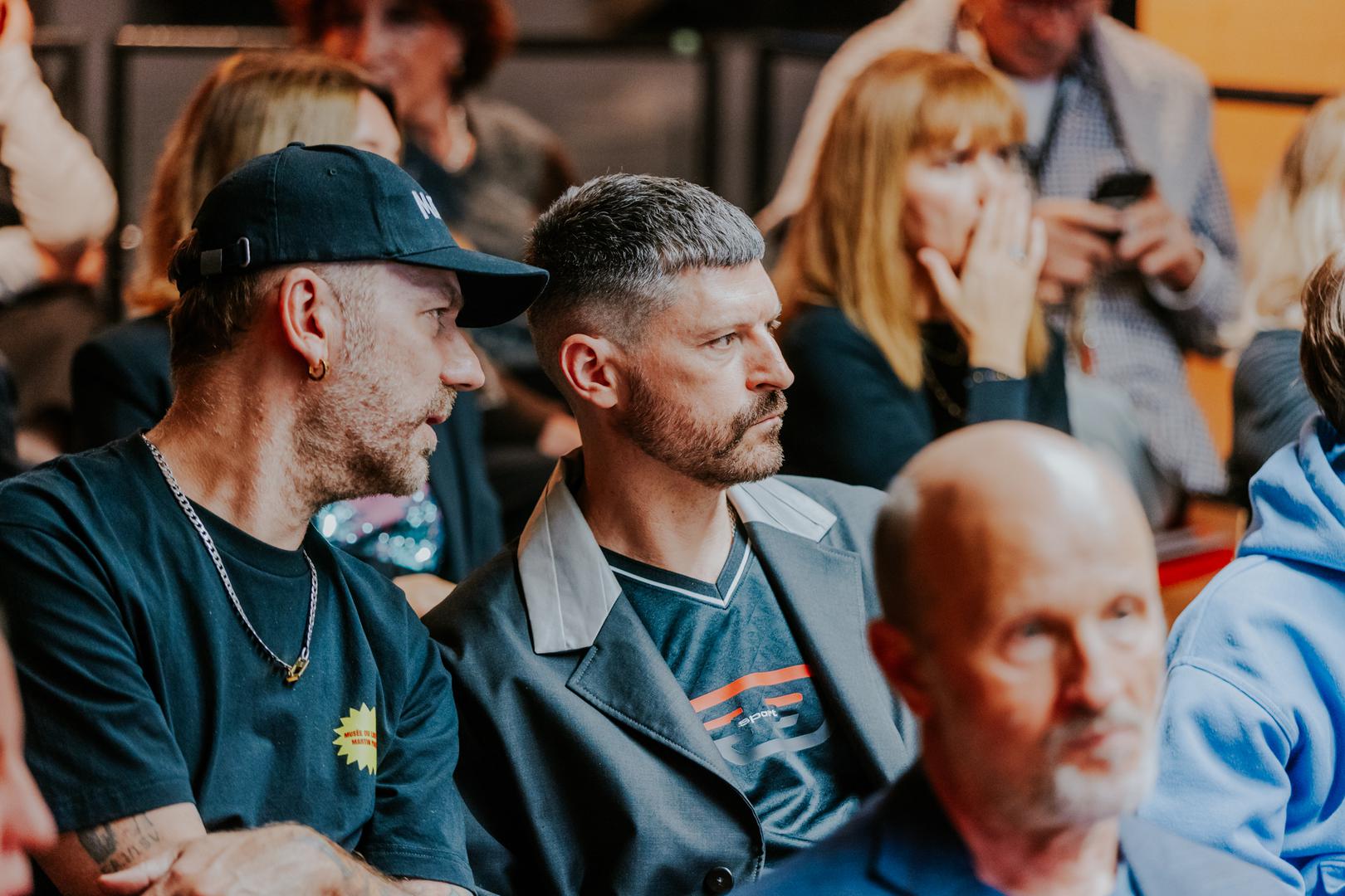 Nakon projekcije filma slijedi razgovor „Šta DA?“ s arhitektom i publicistom Antom Nikšom Bilićem, suosnivačem i urednikom časopisa Oris i Dana Orisa te osnivačem arhitektonskog studija Antemurales.