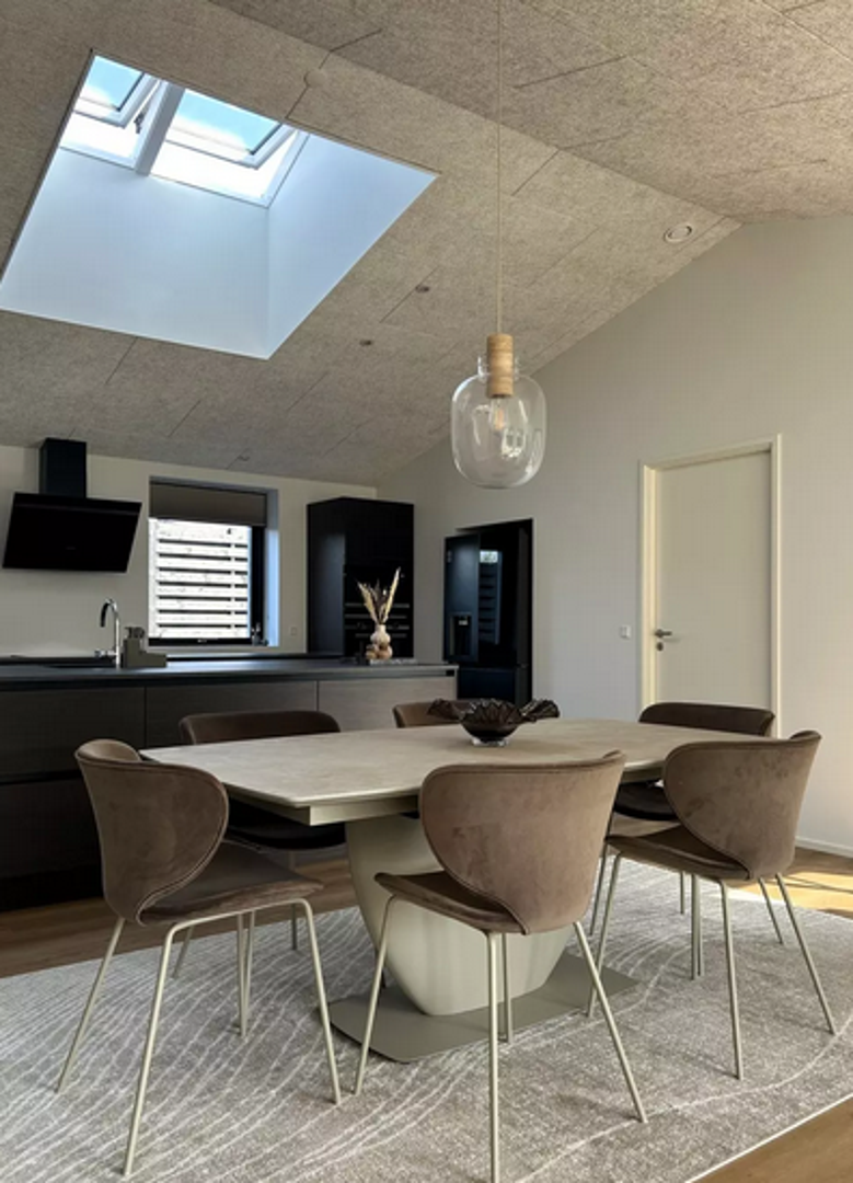 Prostor u kojem se najviše boravi, onaj kuhinje i blagovaonice pun je dnevno svjetla zahvaljujući i dodatnim krovnim prozorima