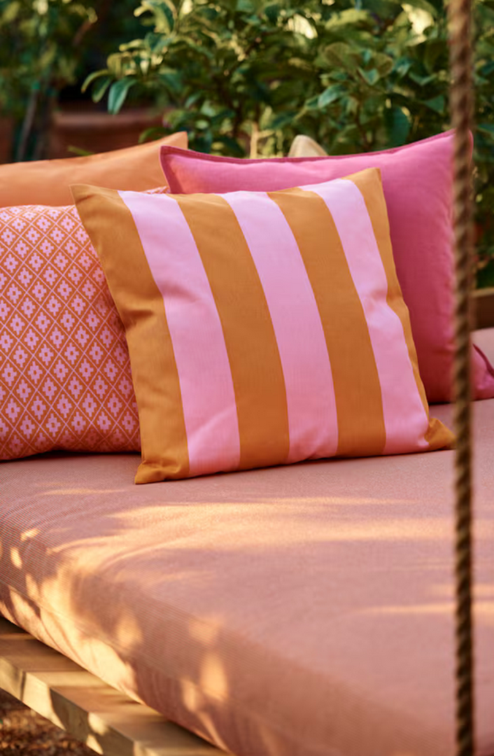 Hrabrije boje ovog su ljeta veliki trend, a ako ih želite samo na detaljima - najbolje rješenje su ukrasni jastuci