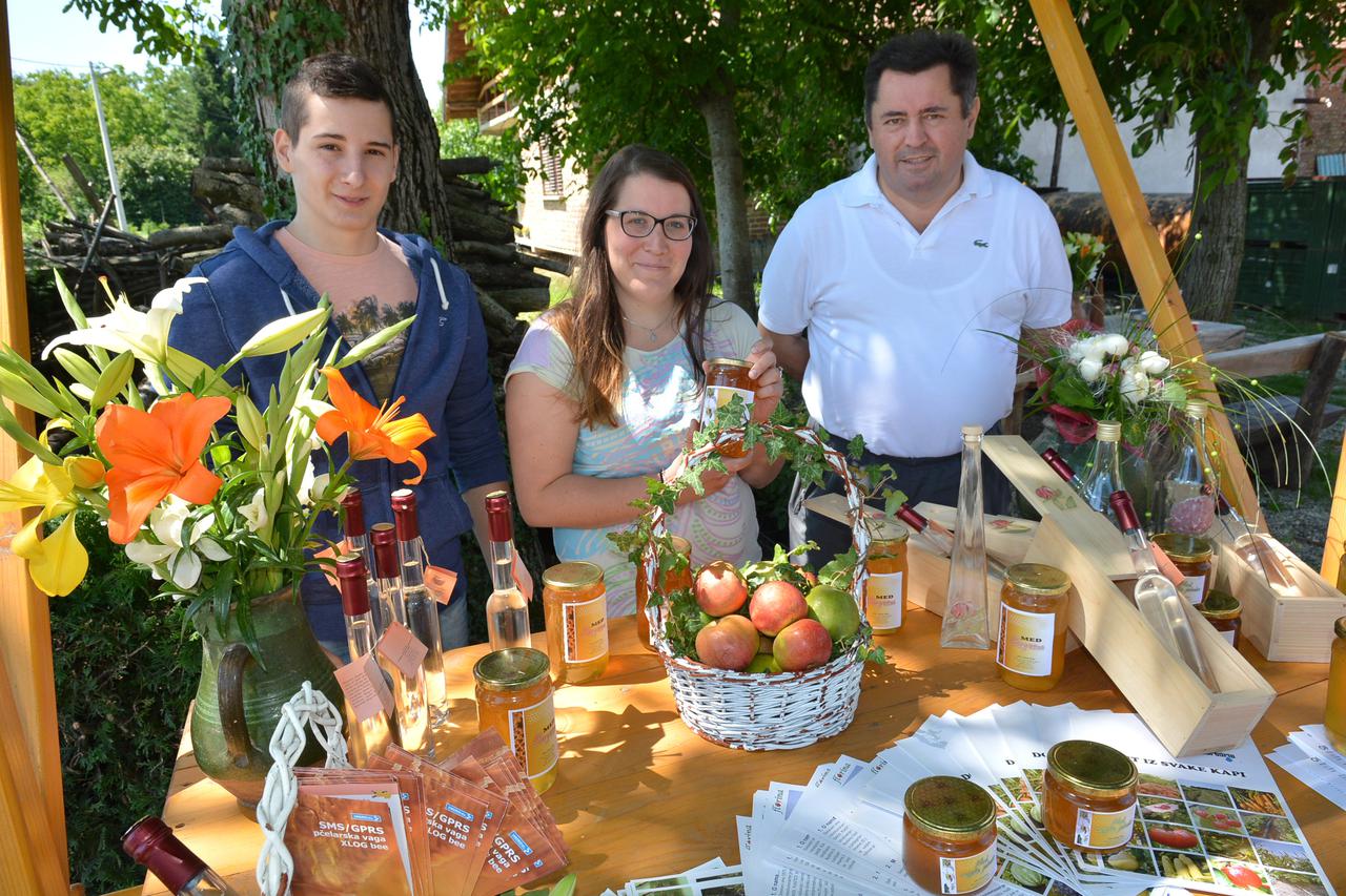 26.06.2015., Bjelovar - OPG Ledinski na svojim plantazama u Kovacevcu u Opcini Rovisce uzgaja bozure i jedini je proizvodjac tzv. trojacke ruze na podrucju Bjelovarsko-bilogorske zupanije. OPG se bavi i vocarstvom, u vocnjacima uzgajaju jabuke, tresnje, v
