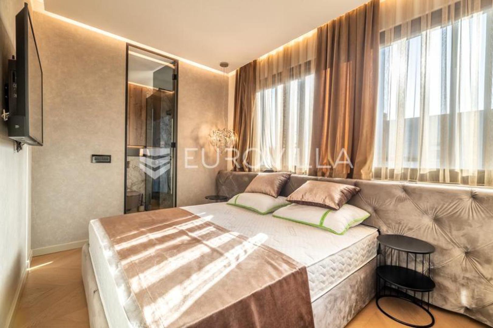 Prvi kat: hodnik, dvije spavaće sobe s kupaonicama, master soba s kupaonicom i garderobom, loggia 9,10 m2