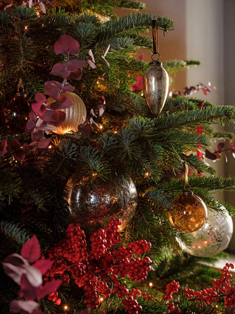 Profinjene kuglice u nježnim bojama dat će softicirani izgled božićnom drvcu