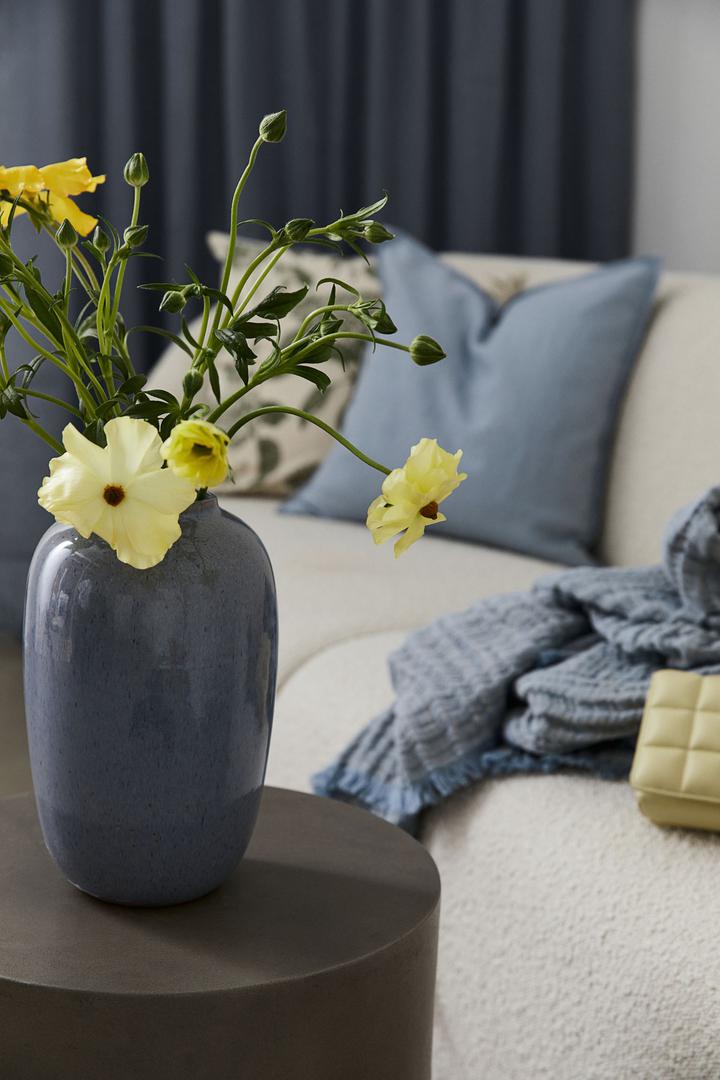 Iskoristite sezonske prirodne dekoracije poput cvijeća za unošenje boje u dom. Atraktivna vaza uvijek će biti dobar izbor (99,90 kuna)