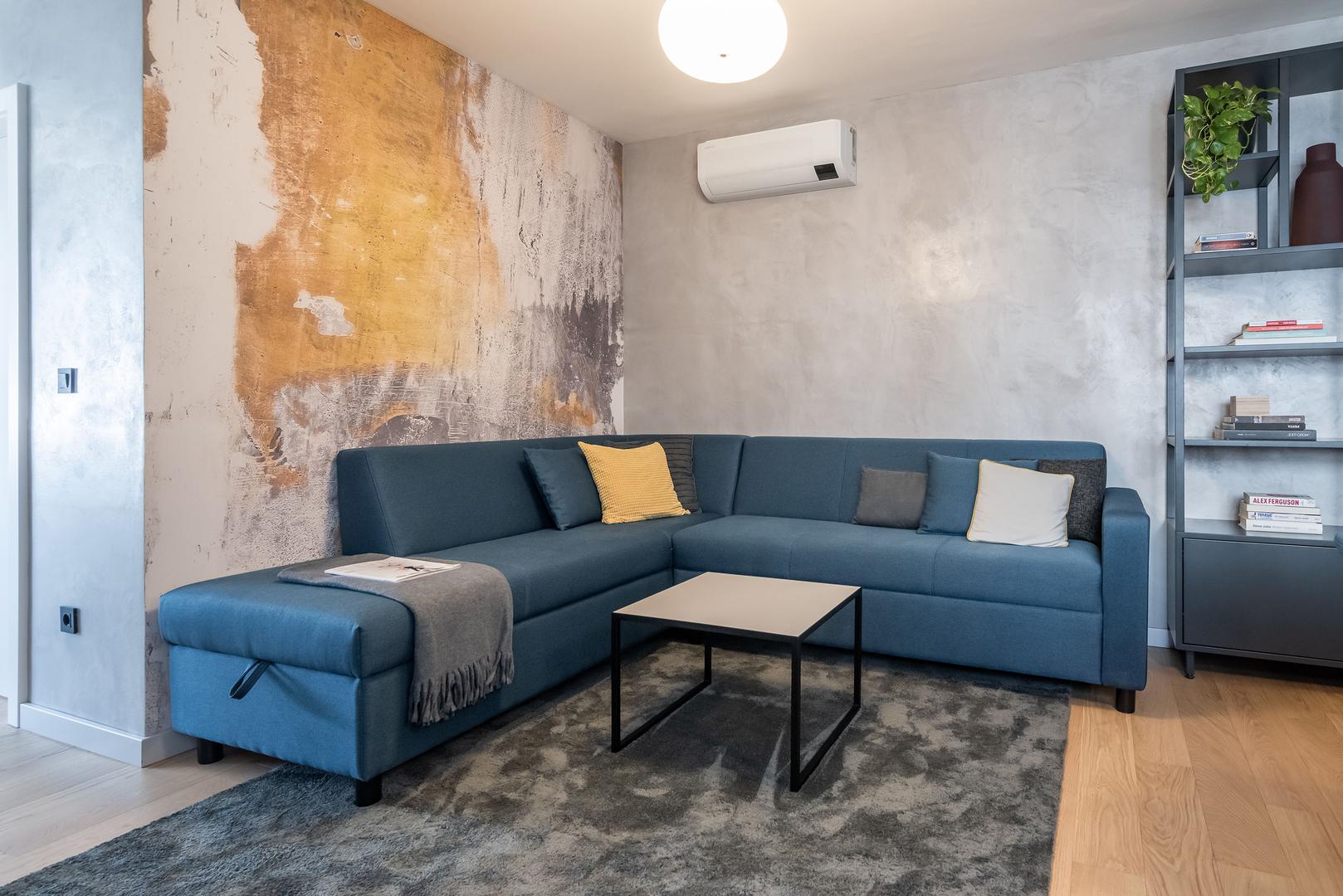 Ako prkosite neutralnim trendovima, igrajte hrabro - plava sofa odličan je izbor za nov izgled dnevne zone. Poigrajte se i sa zidovima - jedan neka bude u fokusu