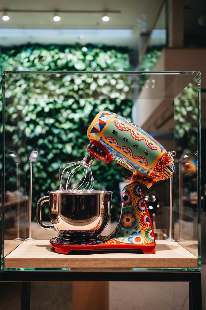 Moda odavno ne staje na ormaru, a najpoznatije luksuzne kuće sve uspješnije osvajaju i interijere. Hermès, Versace, Dolce & Gabbana i drugi dizajnerski velikani svoje prepoznatljive motive, raskošne uzorke i estetiku prenose na predmete za svakodnevni život, pretvarajući ih u detalje koji privlače poglede.