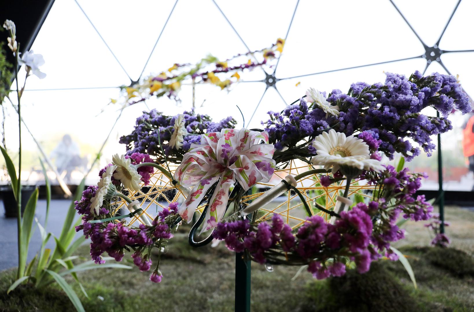 Sezonsko cvijeće u najpopularnijoj boji krasi ovu genijalnu cvjetnu instalaciju