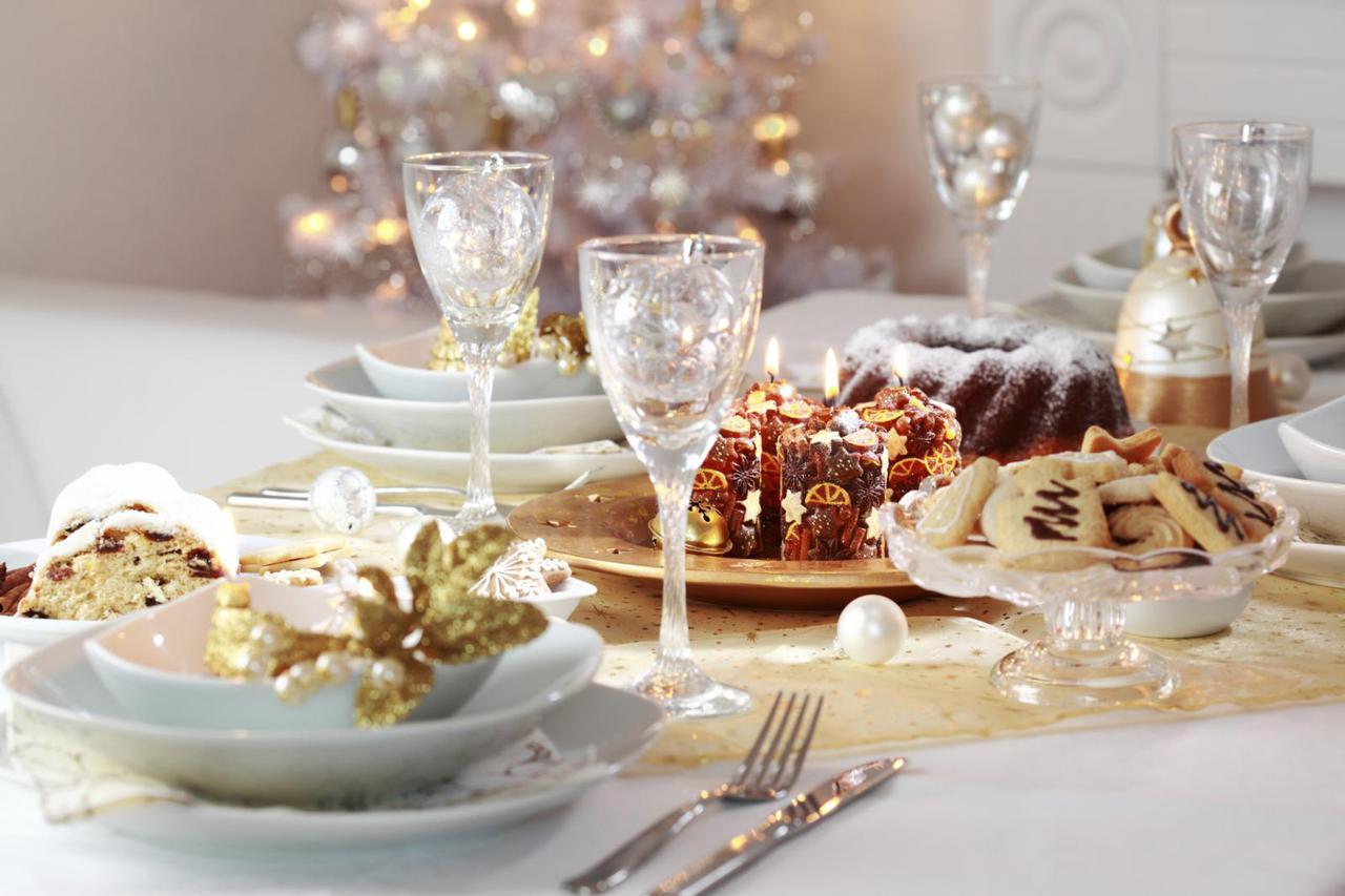 Božićni stol: važno je uskladiti boje, tanjure, čaše...