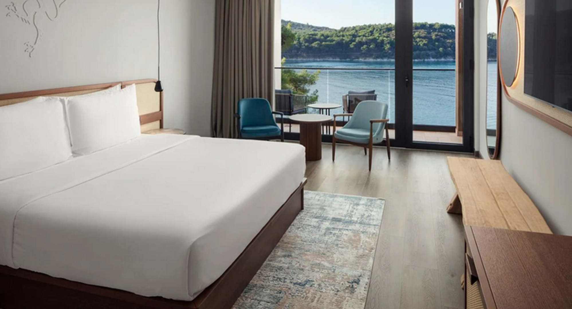 Svaka soba ima privatni balkon, a odabrane sobe pružaju spektakularan panoramski pogled na more. Posebno se izdvajaju Infinity sobe, koje omogućuju izravan pristup zajedničkim vanjskim grijanim bazenima