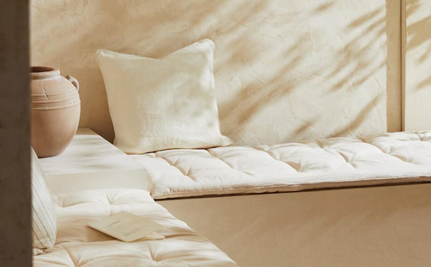 Iskoriste zid na najbolji mogući način - uložite u mekane jastuke i prostirke u neutralnom tonu