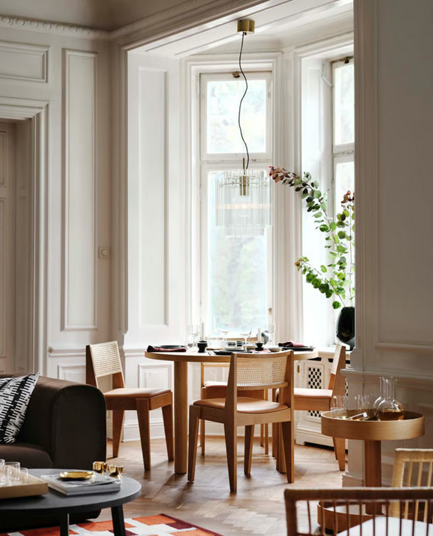 Duboka čokoladno smeđa, bogata zelena i oštra crno-bijela odražavaju kišne jesenske dane i zimu prekrivenu snijegom, za razliku od plavih i bogate oker žute boje proljetnog cvijeća i dugih, svijetlih ljetnih dana