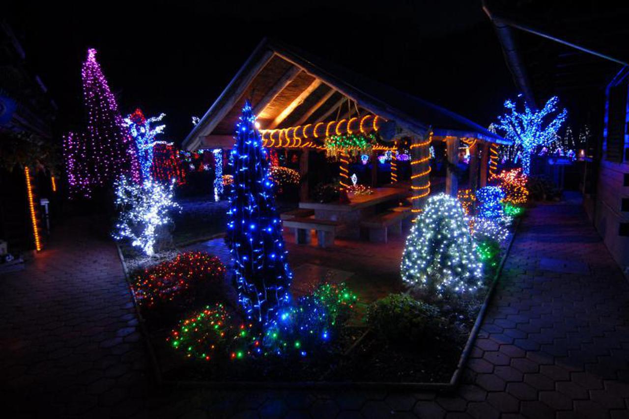 FOTO Milijun i pol lampica za raskošnu Božićnu bajku obitelji Salaj