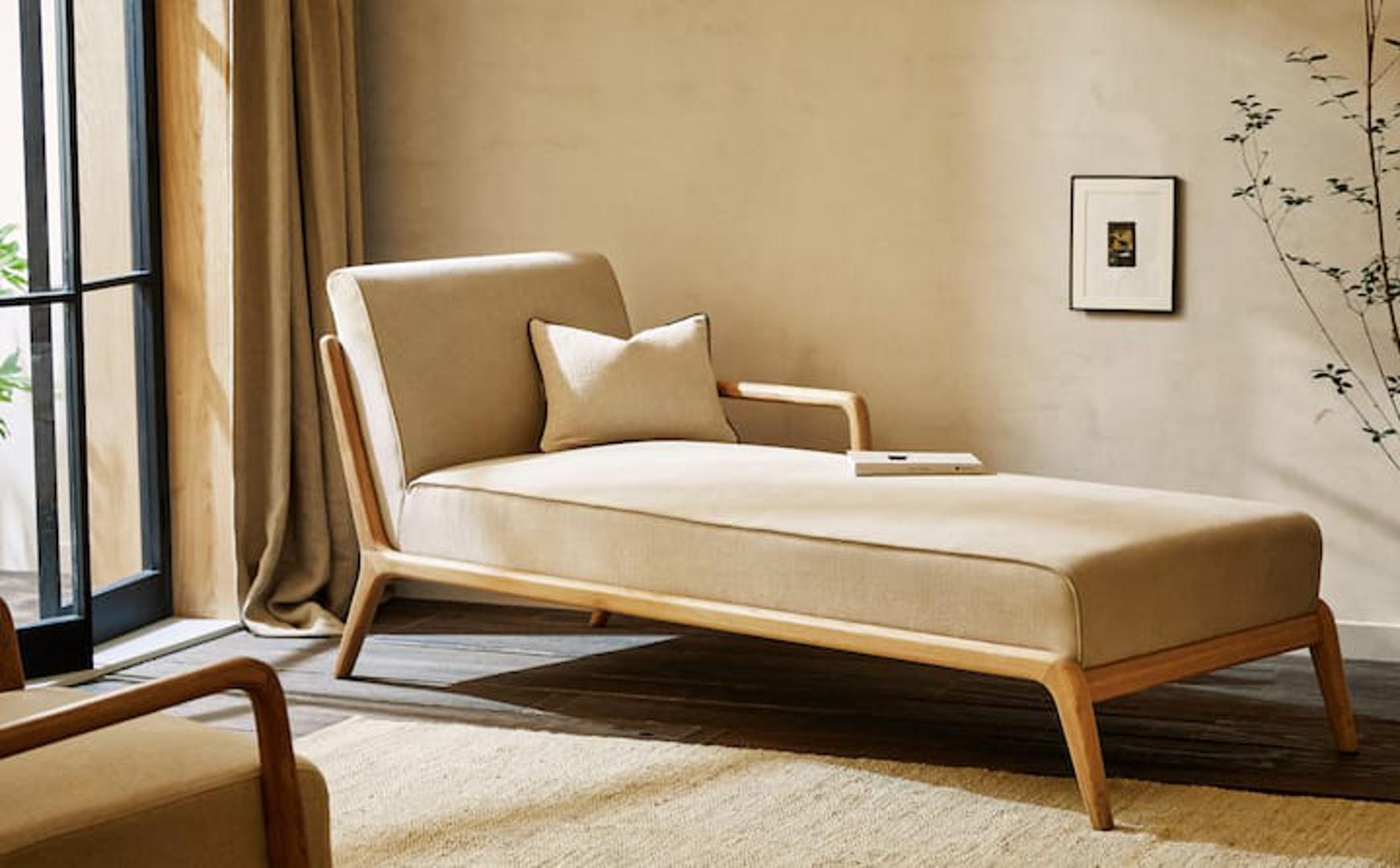 Nova, ljetna Zara Home kolekcija prepuna je odličnih lanenih detalja - od zavjesa, premo stolnjaka pa sve do tepiha i fotelja presvučenih ovim prirodnim materijalom