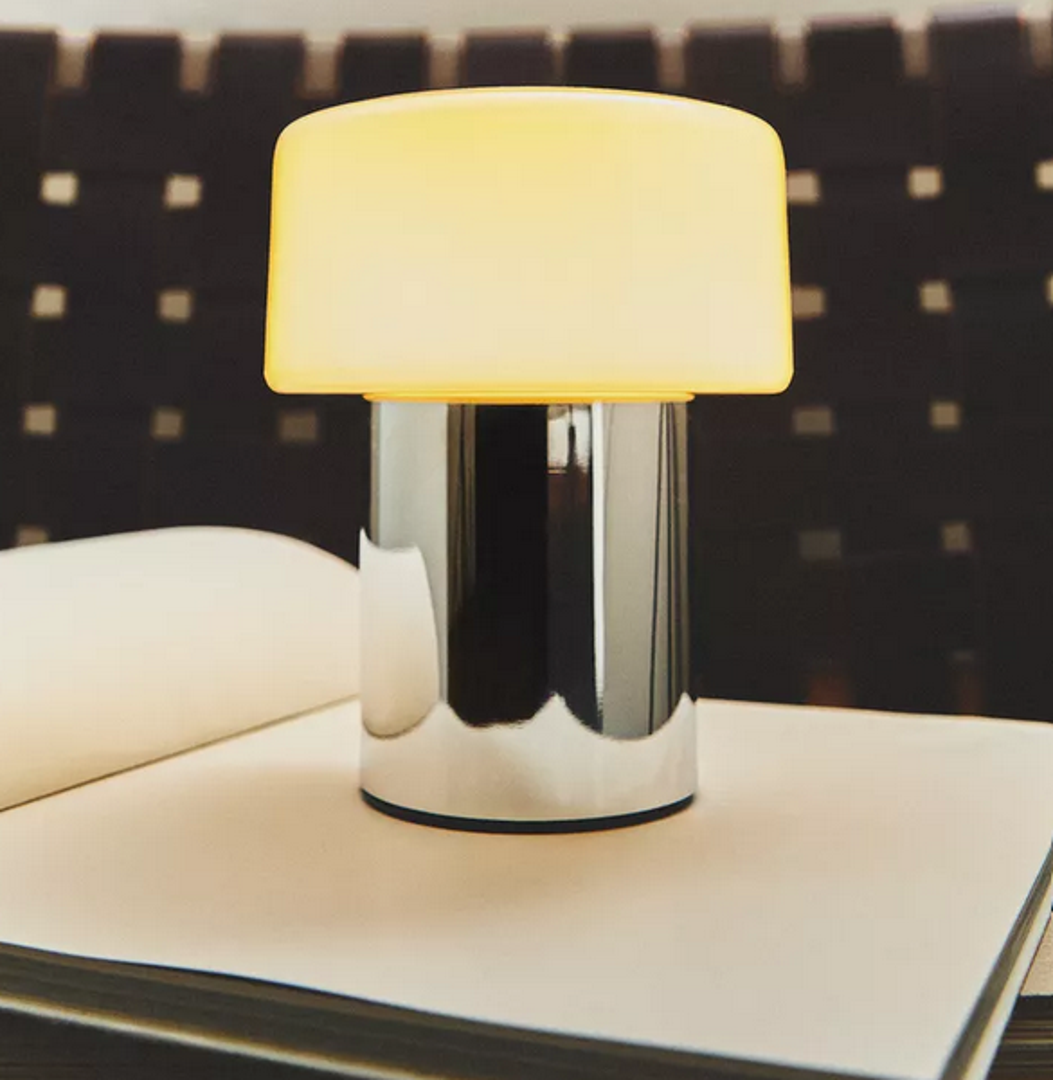 Retro dizajn glavni je adut ove stolne lampe