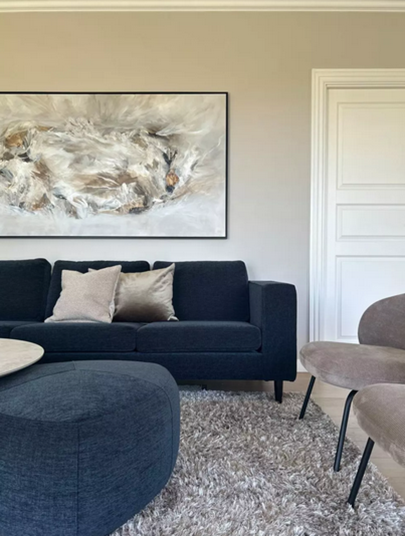 Vlasnicima je najvažnije bilo urediti dnevnu zonu u čijem središtu je raskošni kamin pa je sofa jedna od glavnih zvijezda ovog boravka