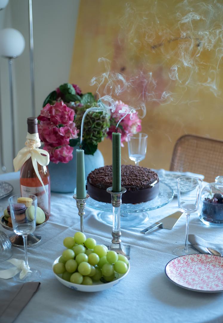 Kutak za predah: omiljeni kolač, čaša vina, buket cvijeća i udobna sofa – zvuči sjajno, zar ne?