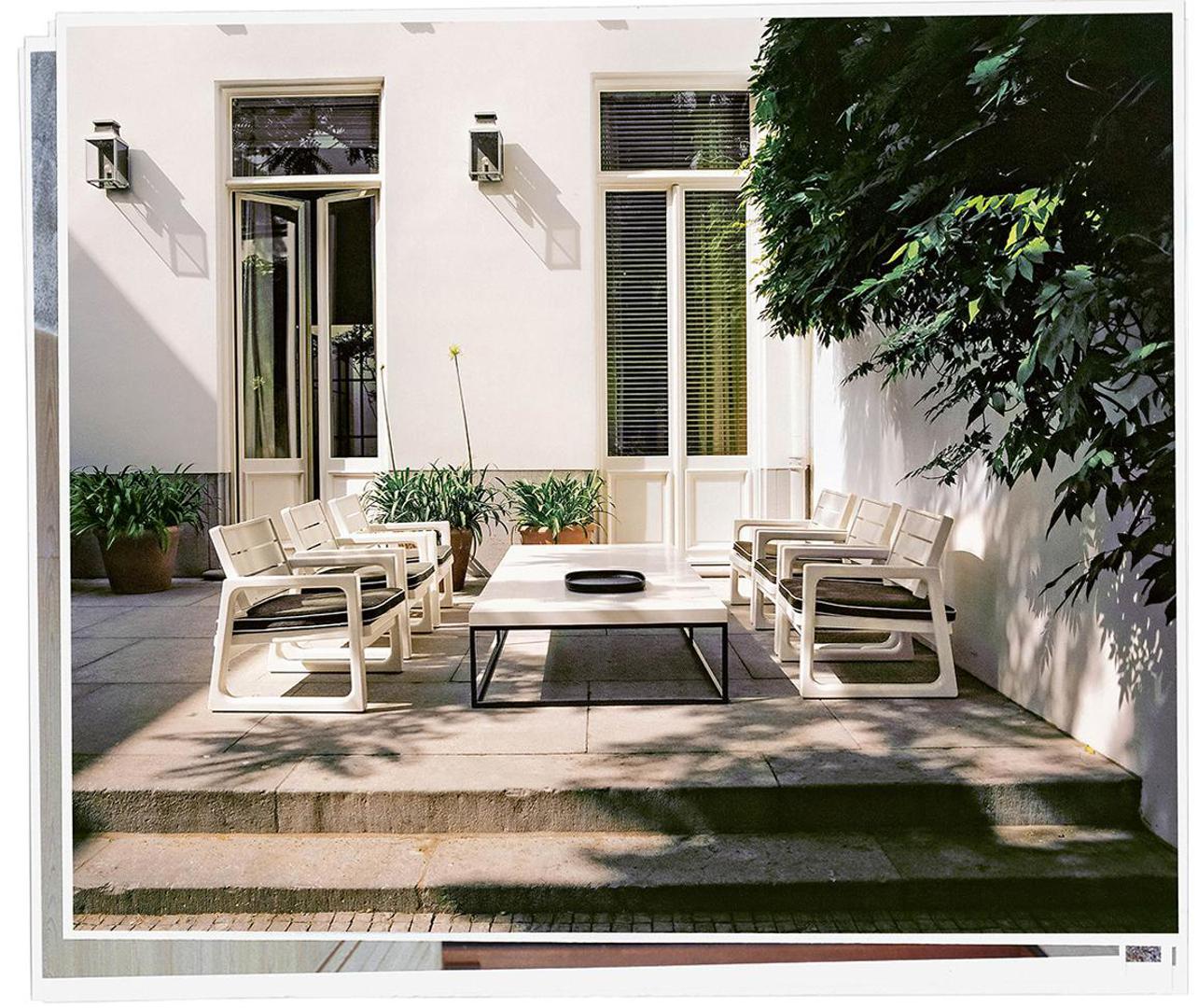 Nova kolekcija koju za Zara Home potpisuje Vincent Van Duysen prepuna je sjajnih komada namještaja, a predstavljena je u predvnoj kući koja se proteže na dvije etaže i okružena predivnim dvorištem s bazenom