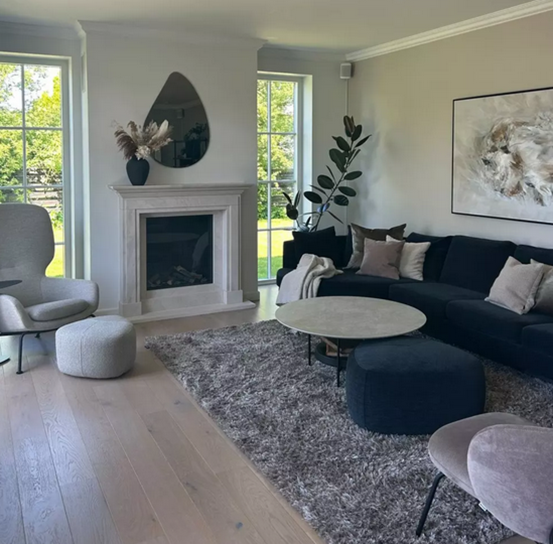 Atmosferi doprinose i veliki prozori koji se protežu od poda do stropa