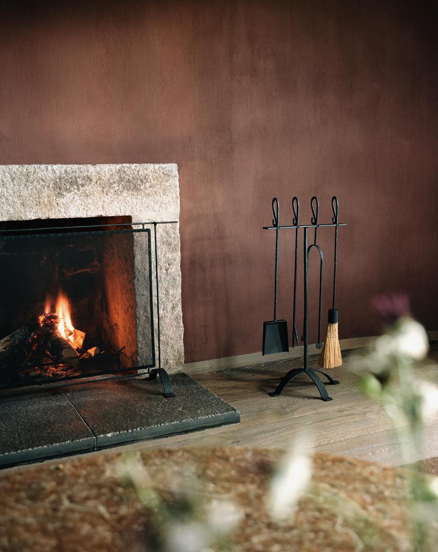 Staro ognjište i danas je srce ove kuće,a za moderan štih tu su detalji iz jesense kolekcije Zara Home-a