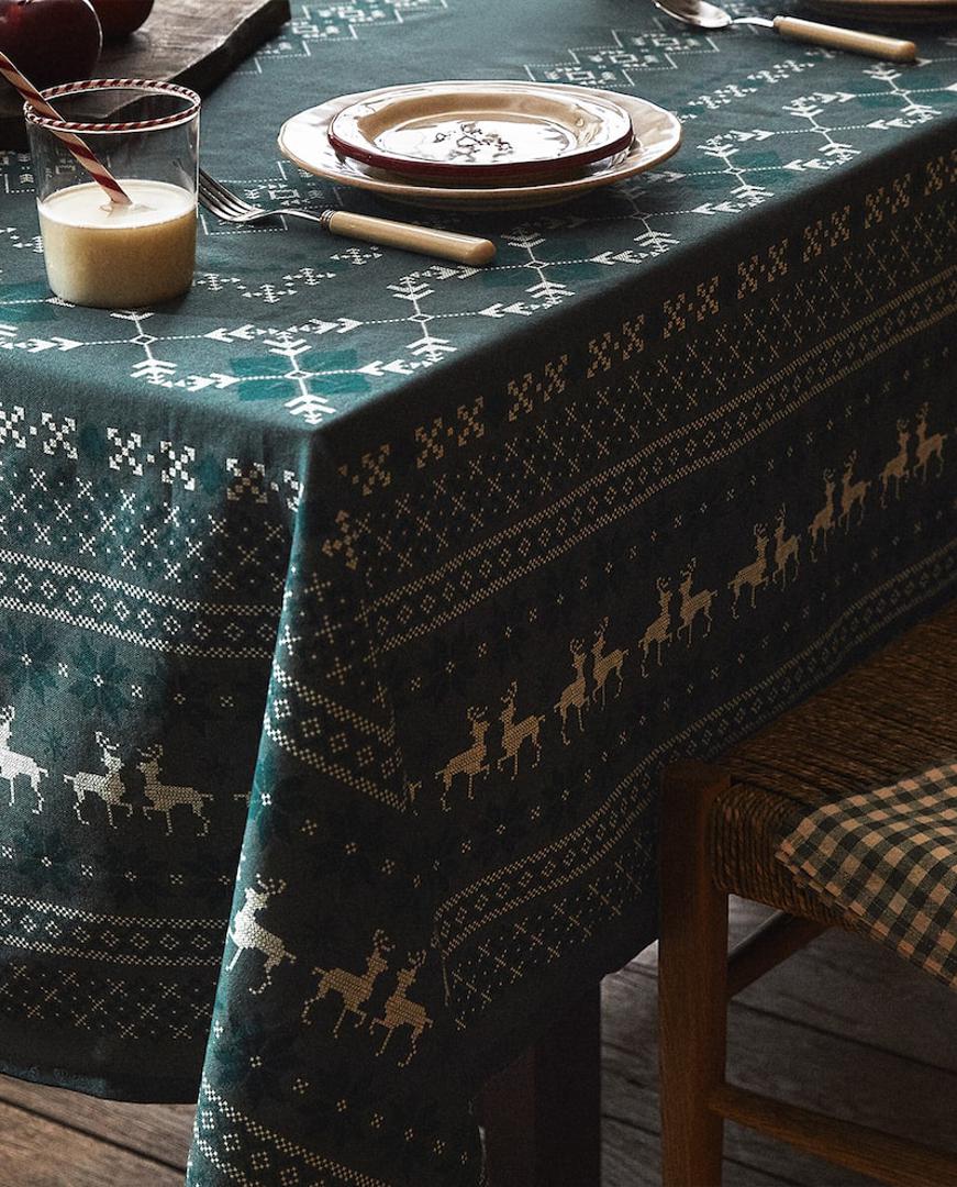 Ove sezone popularni su tamniji tekstili s klasičnim božićnim simbolima