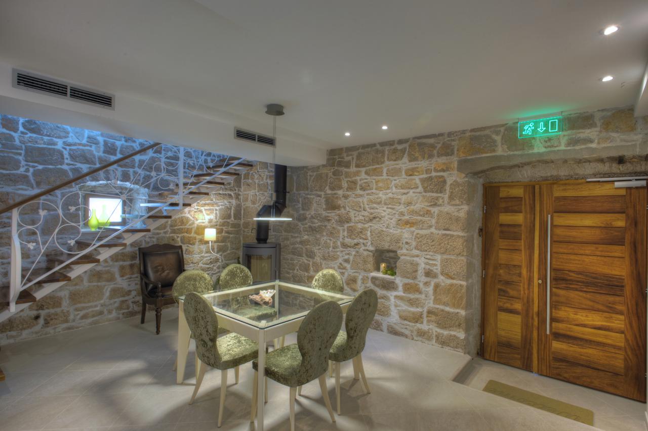 vila sailors betina otok murter kamena kuća