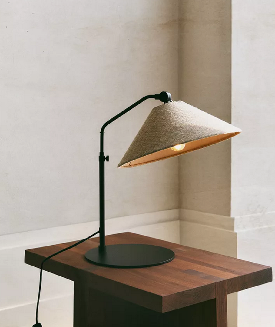 Lampa koja izgleda poput dizajnerske dobro će se uklopiti u modrene interijere i u one uređene u industrijskom stilu