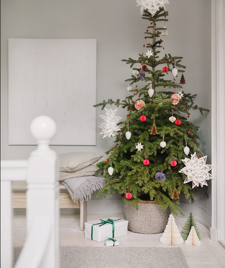 Božićno drvce ukrašeno sa 100% recikliranim ukrasima