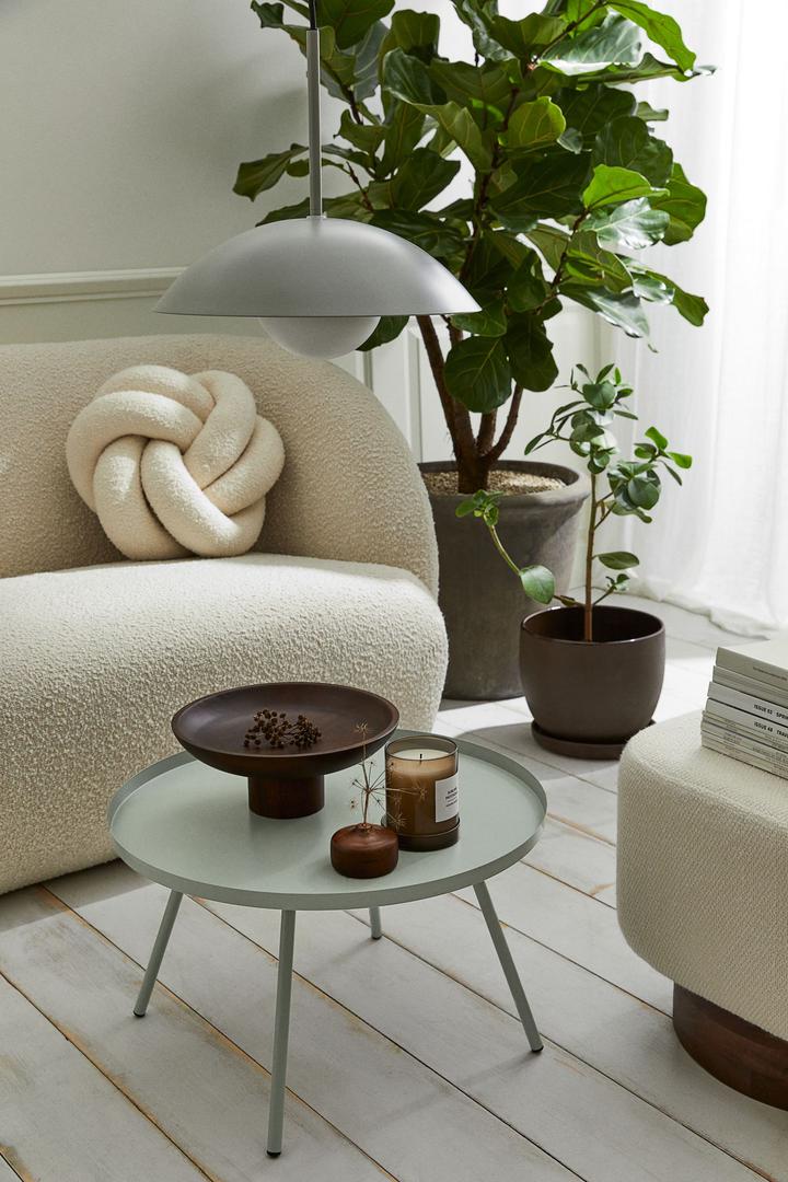 Detalji koji čine razliku - atraktivni jastuci i skulpturalne vaze