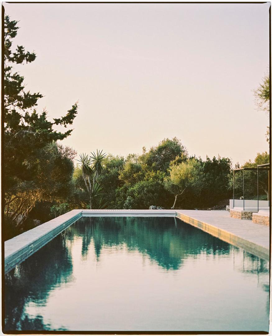 Naravno, uživanje uz bazen dio je ljetnog folklora. Ali, i ako nemate bazen, možete se počastiti udobnim ležaljkama - dobro će izgledati i u vrtu ili na balkonu