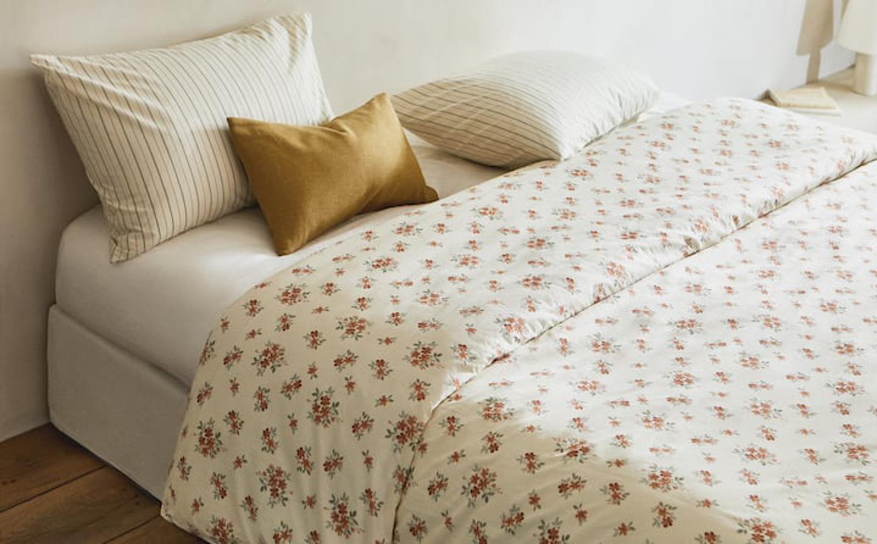 Pravi ljetni ugođaj u spavaćoj sobi zagarantiran je pamučnom posteljinom vedrog uzorka