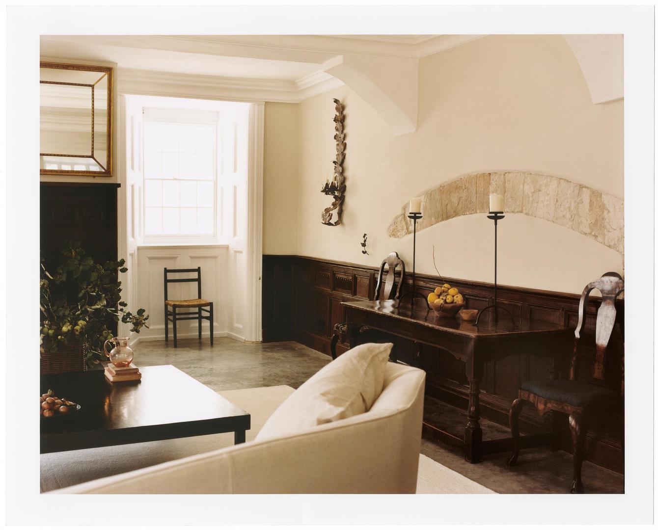 Kombinacija boja u ovom interijeru vrti se oko neutralne palete, dozvoljvajući prostoru da priča za sebe